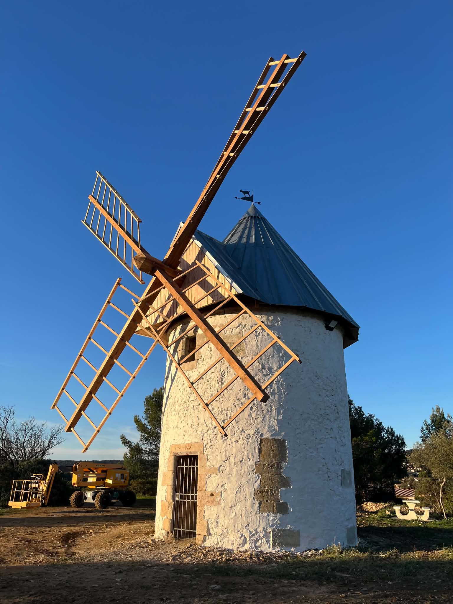 Moulin restauré avec ses ailes et sa toiture en zinc