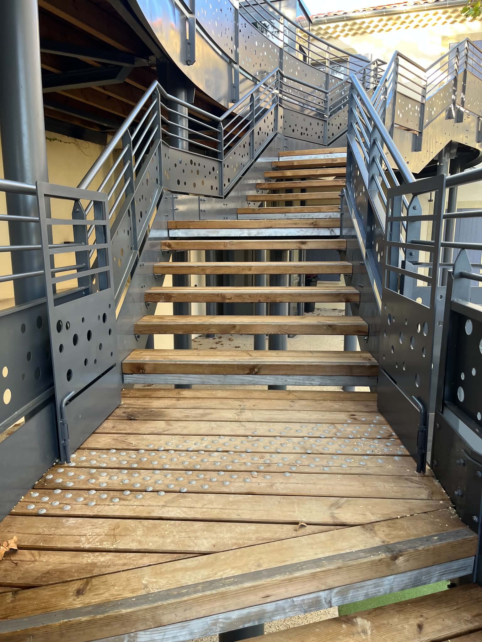 Détail des marches en bois et de la structure métallique de l’escalier