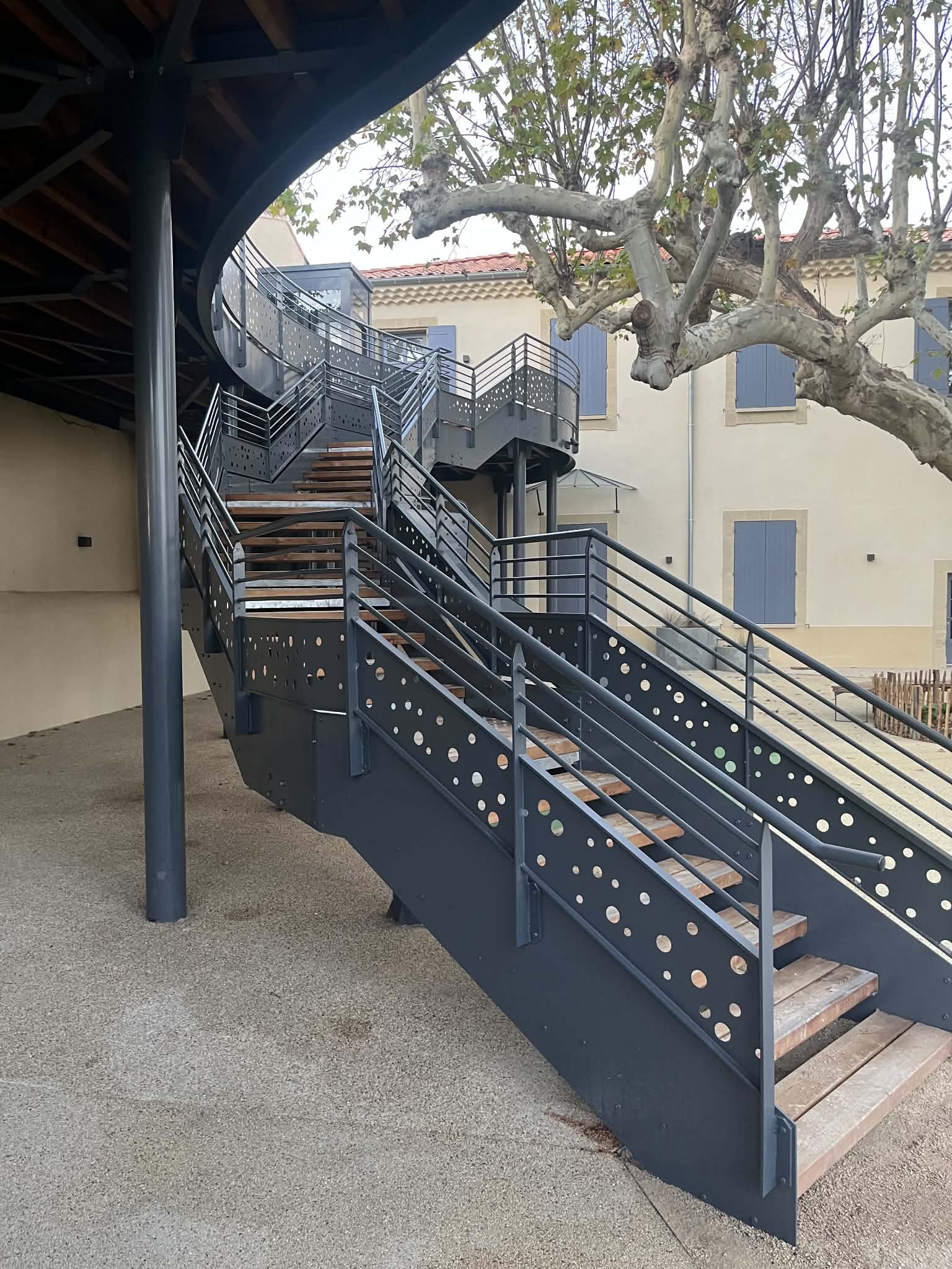 Escalier extérieur courbe en acier avec marches en bois