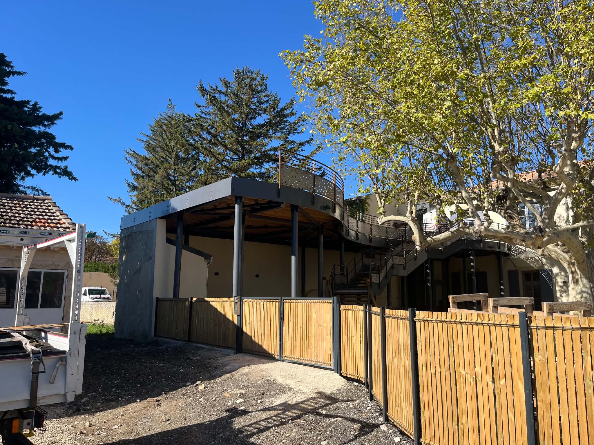 Terrasse en bois sur structure métallique avec escalier extérieur