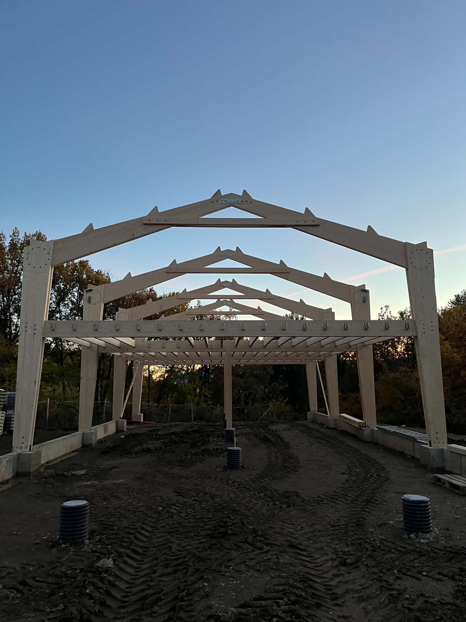 Succession de portiques de charpente en bois